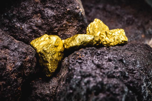 روش‌های تشخیص طلا در سنگ و خاک - هر آنچه که باید درباره خاک طلا بدانید