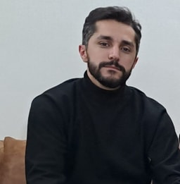 حسین آذرکیش هستم، مترجم زبان انگلیسی و کارشناس ارشد محتوا در زمینه بازارهای مالی و طلا. در این بلاگ حاصل ۱۰ سال تجربه خودم از دنیای سرمایه‌گذاری رو با شما به اشتراک می‌گذارم.