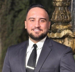 من مهدی اصفهانی هستم، فعال در حوزه تولید محتوا و بازاریابی دیجیتال. به نوشتن، تحقیق و خلق محتوای تاثیرگذار علاقهمندم و تلاشم اینه که هر متن، هدف مشخصی رو دنبال کنه و برای مخاطب ارزشمند باشه.